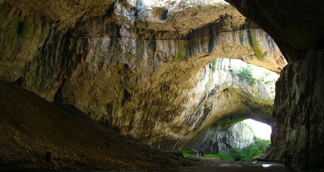 Деветашката пещера – място, което впечатлява по много начини