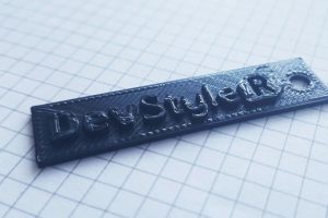 Вижте как самоделен 3D принтер принтира логото на Devstyler