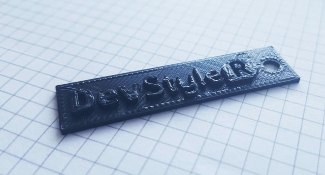 Вижте как самоделен 3D принтер принтира логото на Devstyler