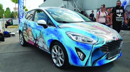 Автомобил на Ford беше изрисуван с манга и аниме герои