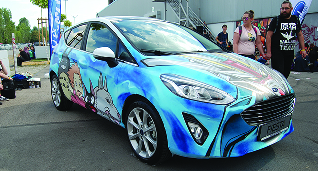 Автомобил на Ford беше изрисуван с манга и аниме герои