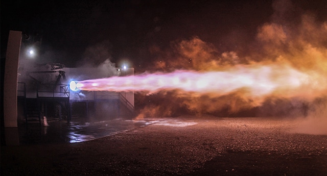 SpaceX тества двигатели за ракета, която може да отведе хора на Марс