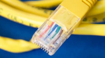 Коронавирусът налага интернет доставчиците да премахнат ограниченията