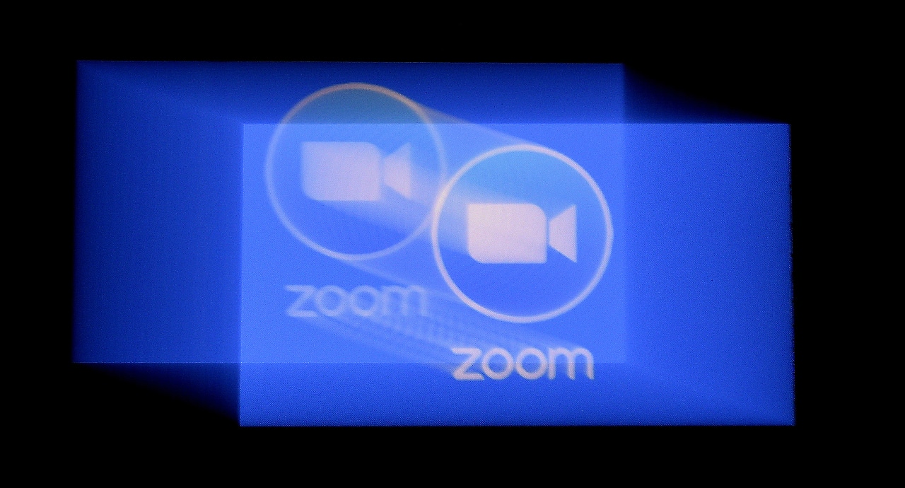 Zoom криптира и безплатните видео разговори, събира лични данни