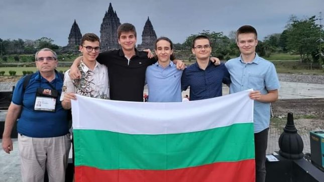 Български ученици с 4 медала от най-престижната олимпиада по информатика