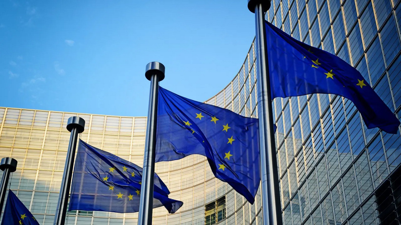 ЕС със Строги Правила за Тех Компаниите и Тяхното Онлайн Съдържание
