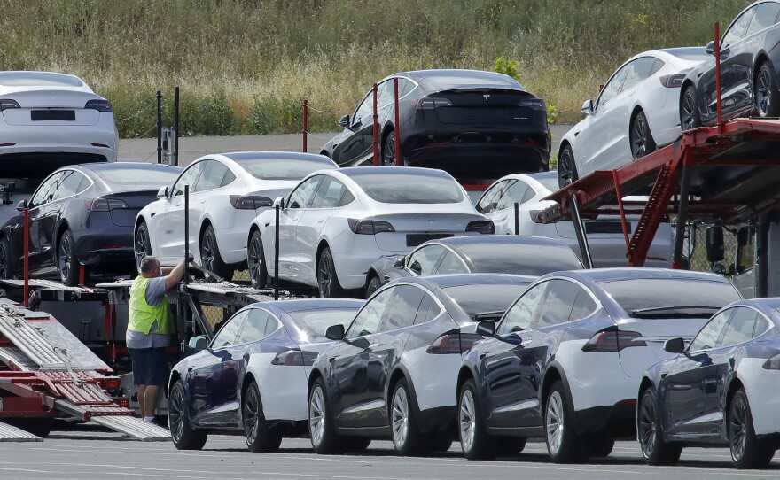 Принуждават Tesla да Изтегли 363 000 Автомобила. Причината – Риск от Катастрофи