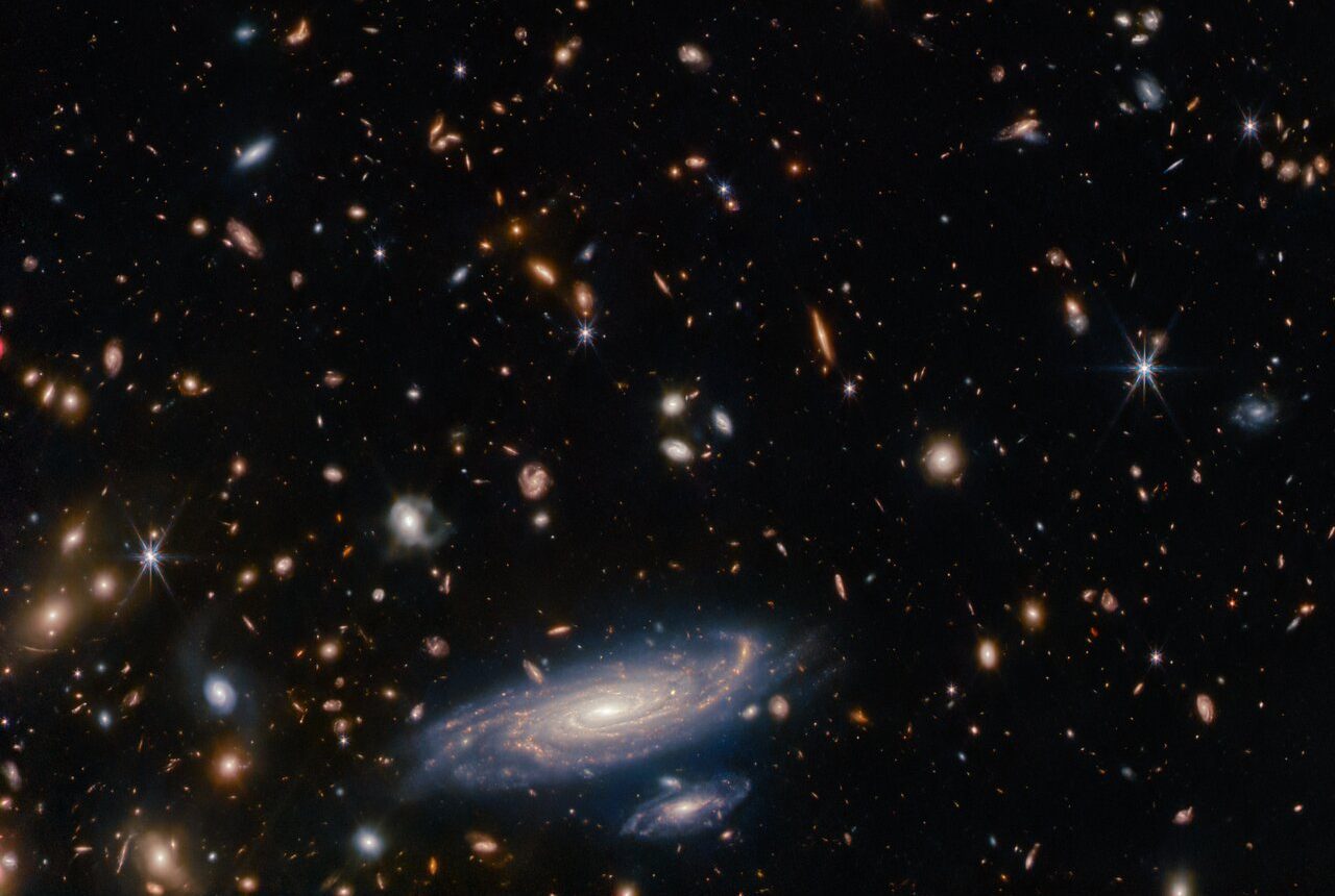 Телескопът Джеймс Уеб е заснел галактика, подобна на Млечния път, на милиард светлинни години от нас