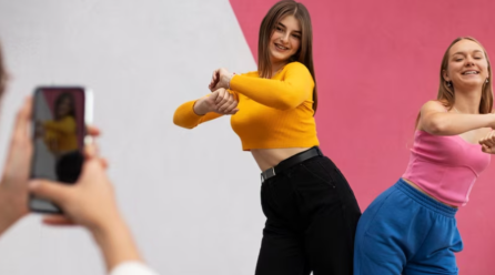 Еволюцията на TikTok: От Just for Fun Платформа до Диктатор на Новото Поколение?