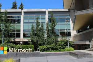 Ветеран с Над 20 Години в Microsoft ще Ръководи Windows и Surface