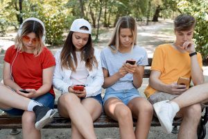 Meta разширява мерките за защита на тийнейджъри в Instagram, Facebook и Messenger