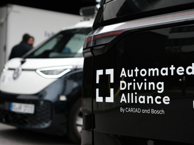 Бош и Cariad правят автоматизираното шофиране още по-безопасно и комфортно с помощта на AI