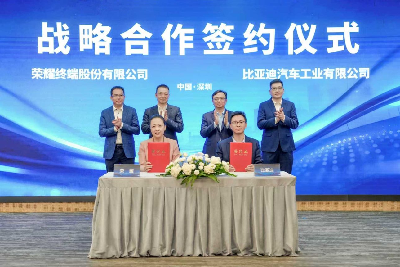 HONOR и BYD със стратегическо партньорство за развитие на интелигентната мобилност с AI