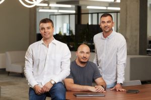 AI агентите на Payhawk пестят години ръчна работа като събират фактури онлайн