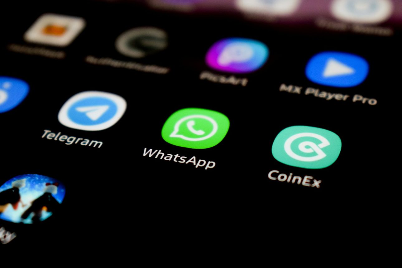 Руски правителствени хакери атакуват потребители на Signal и WhatsApp, предупреждават холандски шпиони