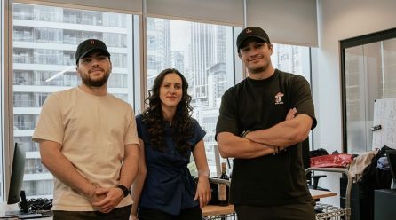 AI баджът eNOugh: Личният бодигард срещу улични нападения